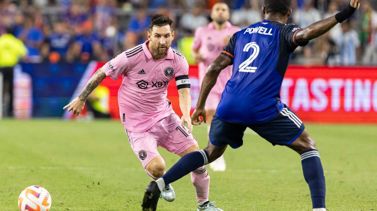 El delantero del Inter Miami Lionel Messi (10) dribla el balón mientras el defensor del FC Cincinnati, Alvas Powell (2), defiende en el tiempo extra de la semifinal de la Copa Abierta de Estados Unidos en el estadio TQL el miércoles 23 de agosto de 2023 en Cincinnati, Ohio.