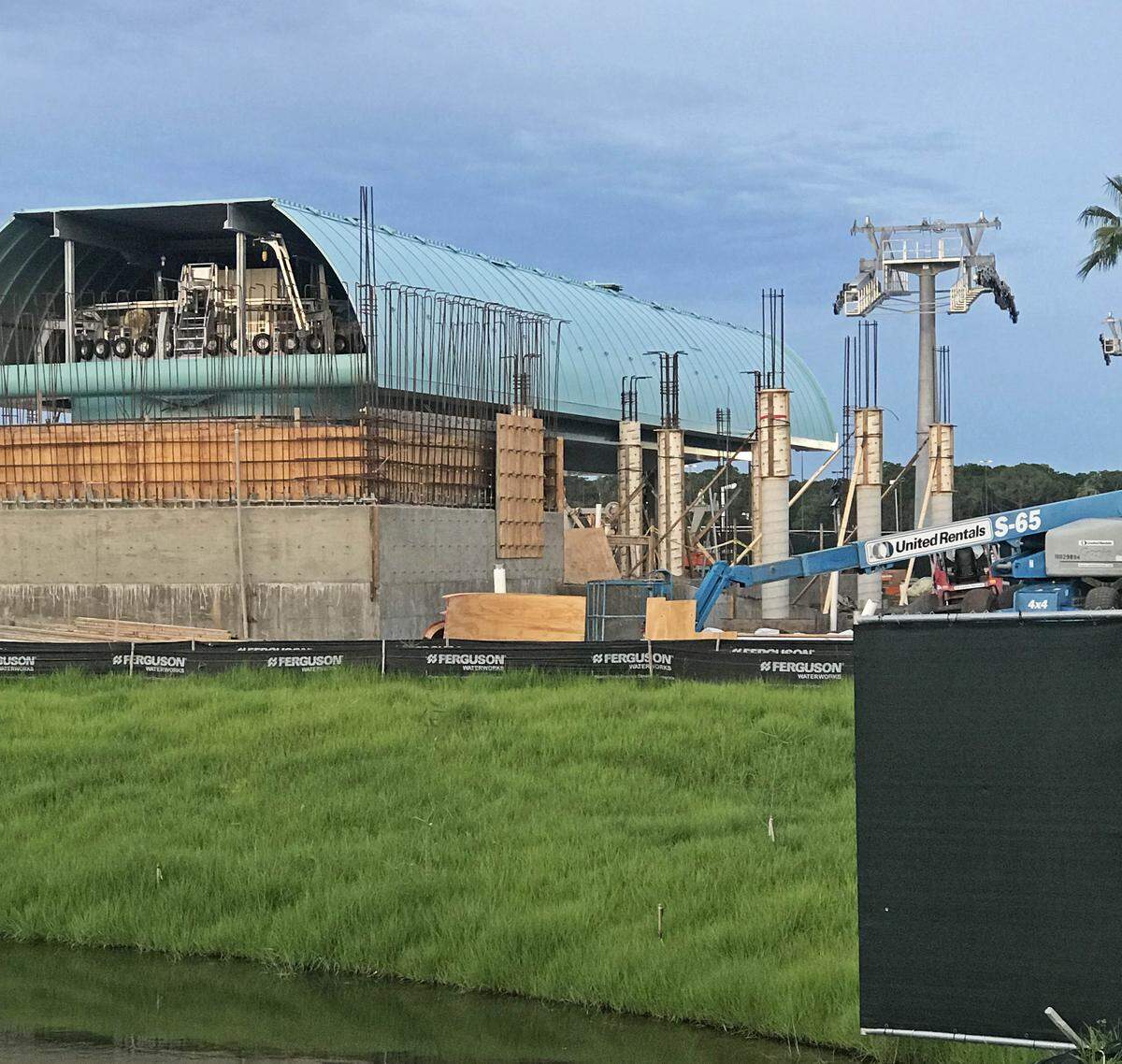 Near the entrance to Disney’s Hollywood Studios, a loading station for the Skyliner under construction in Une.