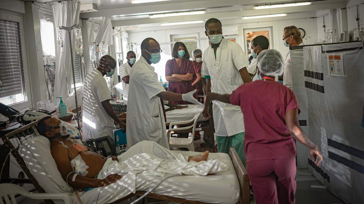 The intensive care unit of Doctors Without Borders’ Tabarre hospital in Port-au-Prince, Haiti. The majority of patients in intensive care have bullet or stab wounds that need surgery and post-operative care.