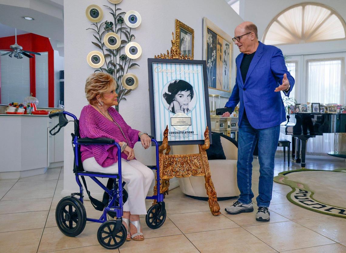 UMe Universal Music Enterprises president and CEO Bruce Resnikoff presents a plaque to Connie Francis at her home in Parkland, Florida on Friday, June 6, 2025. They are celebrating the recent viral TikTok and streaming success of her 1962 hit song “Pretty Little Baby.”