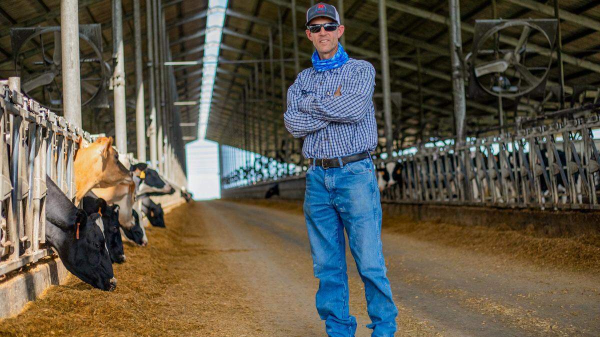 Jacob Larson, ganadero lechero de tercera generación, supervisa 2,500 vacas en el establo No. 5 de Larson Dairy. La granja usa un digestor anaeróbico para capturar el metano del estiércol y convertirlo en energía para las viviedas.