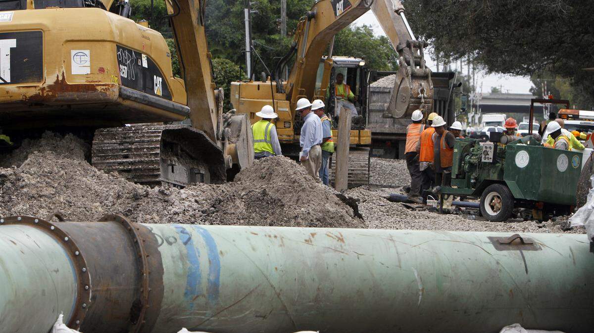 Miami-Dade wants to increase the fees for a consulting firm overseeing a massive redo of the county’s sewage system. The entire job is expected to cost nearly $2 billion.
