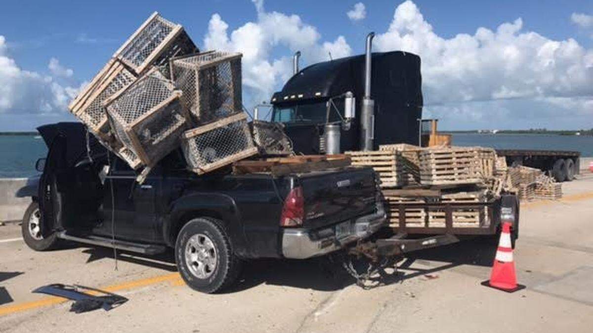 Trampas para langostas cayeron de una camioneta en los Cayos de la Florida.