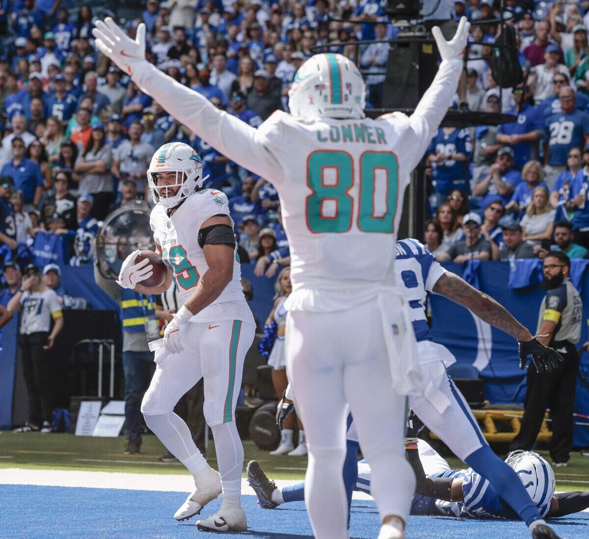 Miami Dolphins tight end Julian Hill (89) scores on a two-point conversion in the fourth quarter against the Indianapolis Colts during an NFL game at Lucas Oil Stadium in Indianapolis on Sunday, September 7, 2025.