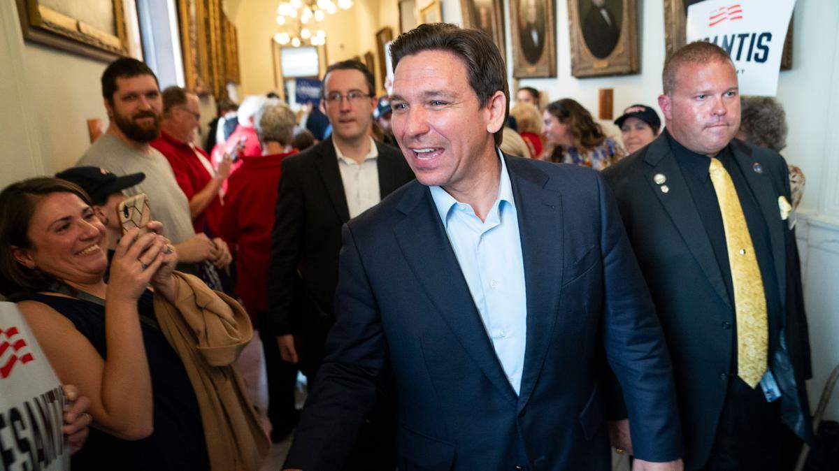 El candidato presidencial republicano Ron DeSantis saluda a sus partidarios afuera de las oficinas del secretario de Estado de Nueva Hampshire, después de presentar la documentación en la Casa de Estado de Nueva Hampshire para entrar en la boleta de las primarias presidenciales republicanas de Nueva Hampshire en 2024, en una imagen del 12 de octubre de 2023 en Concord, Nueva Hampshire. Jack Gruber-USA TODAY