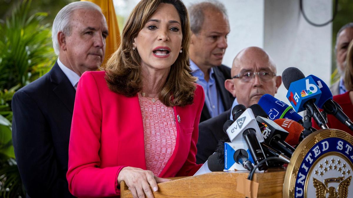 La congresista María Elvira Salazar habla durante una conferencia de prensa frente al restaurante Mondongo’s en Doral, Florida, mientras otros funcionarios electos y miembros de la comunidad colombiana en Miami escuchan, el miércoles 26 de enero de 2022.