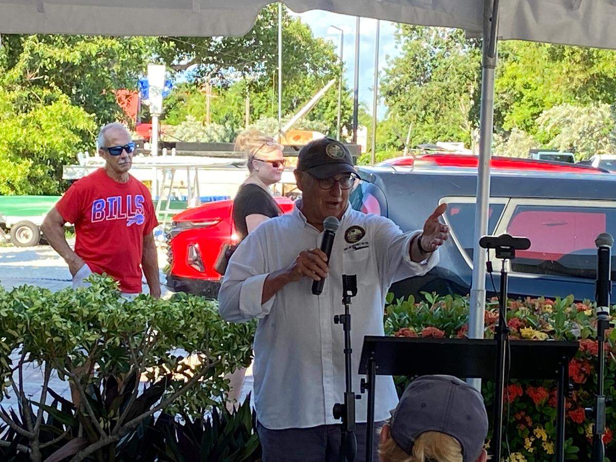 Jim Mooney, representante estatal del Distrito 120, habla durante una manifestación contra una propuesta para consolidar los circuitos judiciales de la Florida, el domingo 8 de octubre de 2023.