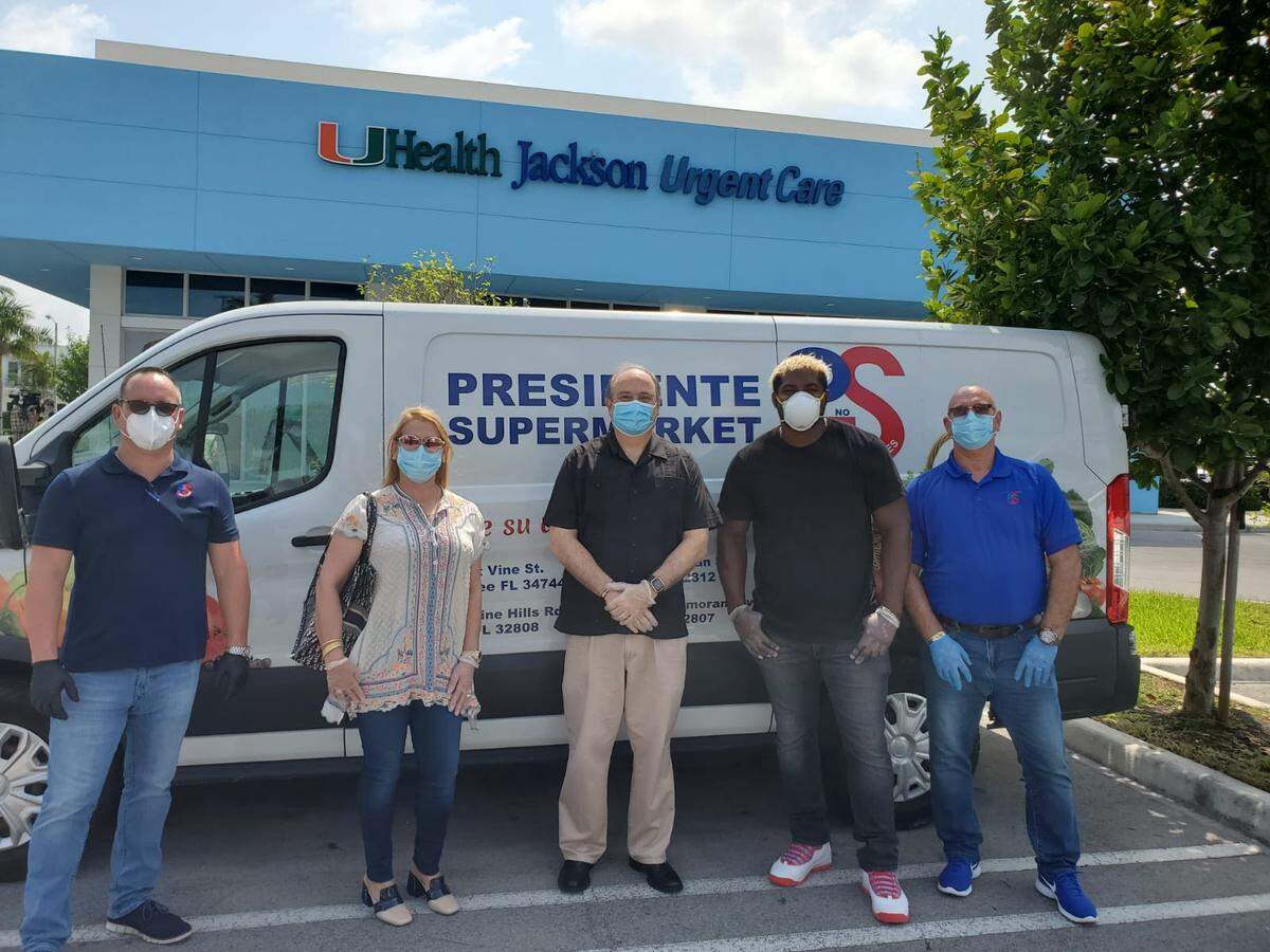Presidente Supermarkets delivers meals to UHealth Jackson Urgent Care Center Doral staff. Left to right: Presidente executives Ariel Martinez and Odalys Hernández, Doral Mayor Juan Carlos Bermudez, MLB player Yasiel Puig and Osvaldo Pérez of Presidente Supermarkets.