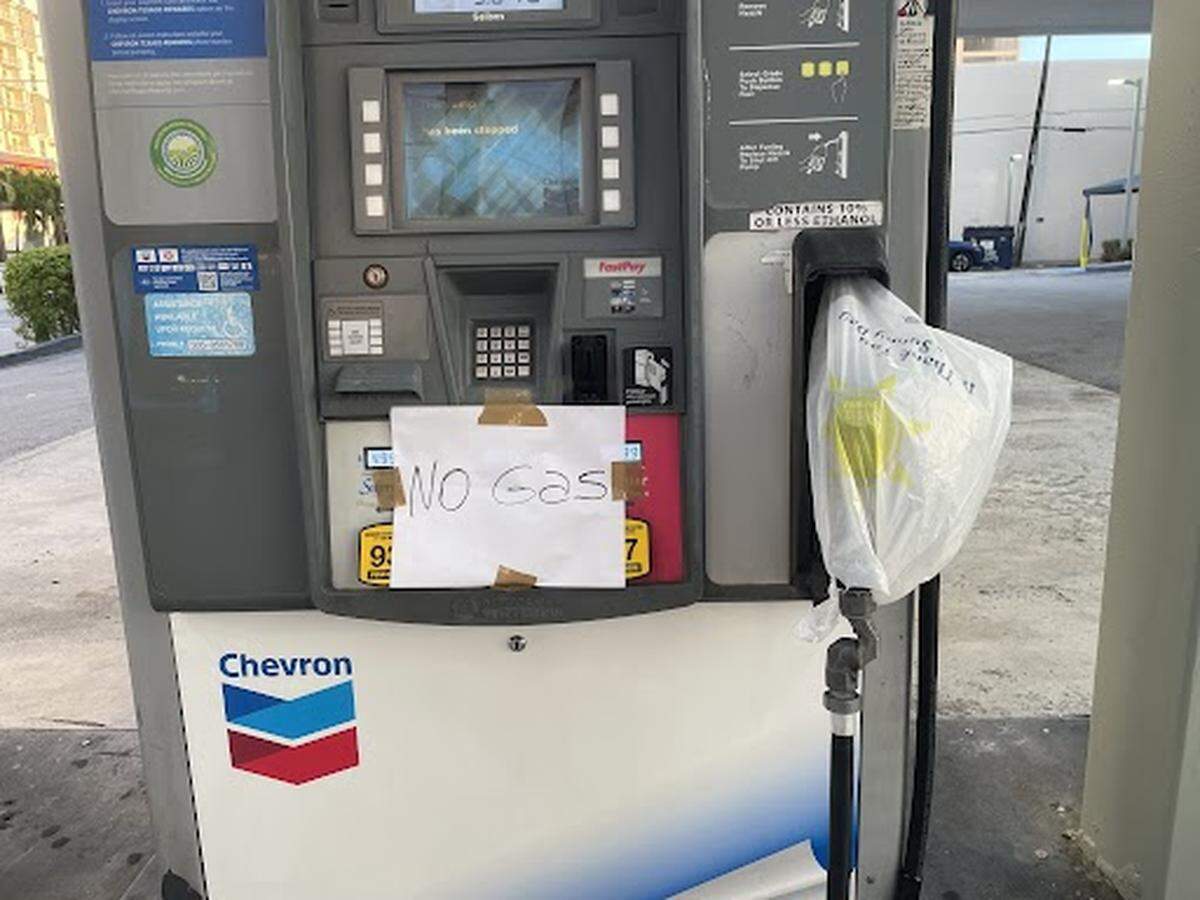 An Exxon gas station pump in Miami’s Brickell, 190 SW 8th St., had an improvised “no gas” sign on April 16, 2023.