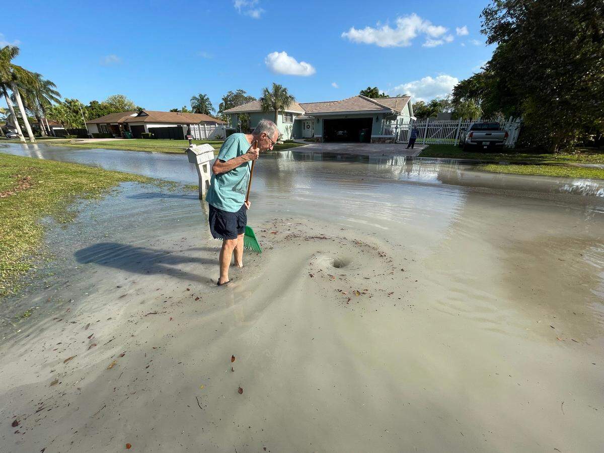 A private contractor striking a pressurized water line flooded the streets of a Kendall neighborhood near Miami Dade College.&nbsp;