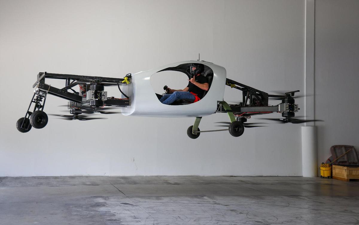 El presidente ejecutivo de Doroni Aerospace, Doron Merdinger, en la última versión del auto volador de su empresa en las oficinas en Pompano Beach.