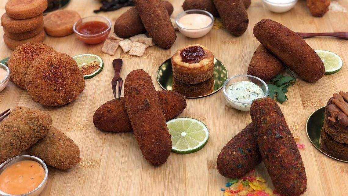 Las croquetas presentadas con estilo en este acogedor e innovador restaurante de Westchester.