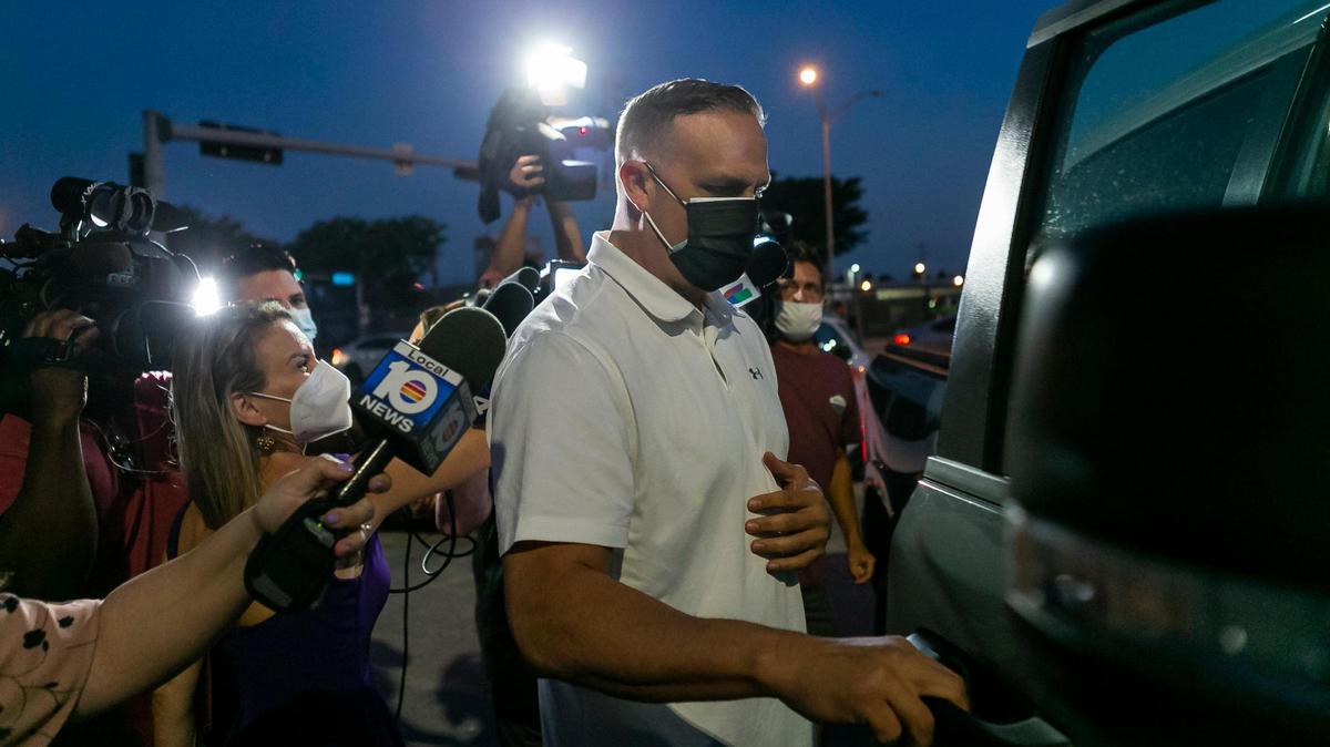 Frank Artiles sale del Centro Correccional Turner Guilford Knight, en Miami, Florida, el jueves 18 de marzo de 2021. Artiles pagó una fianza de $5,000 tras enfrentar cargos relacionados con una campaña del Distrito 37 del Senado en 2020.