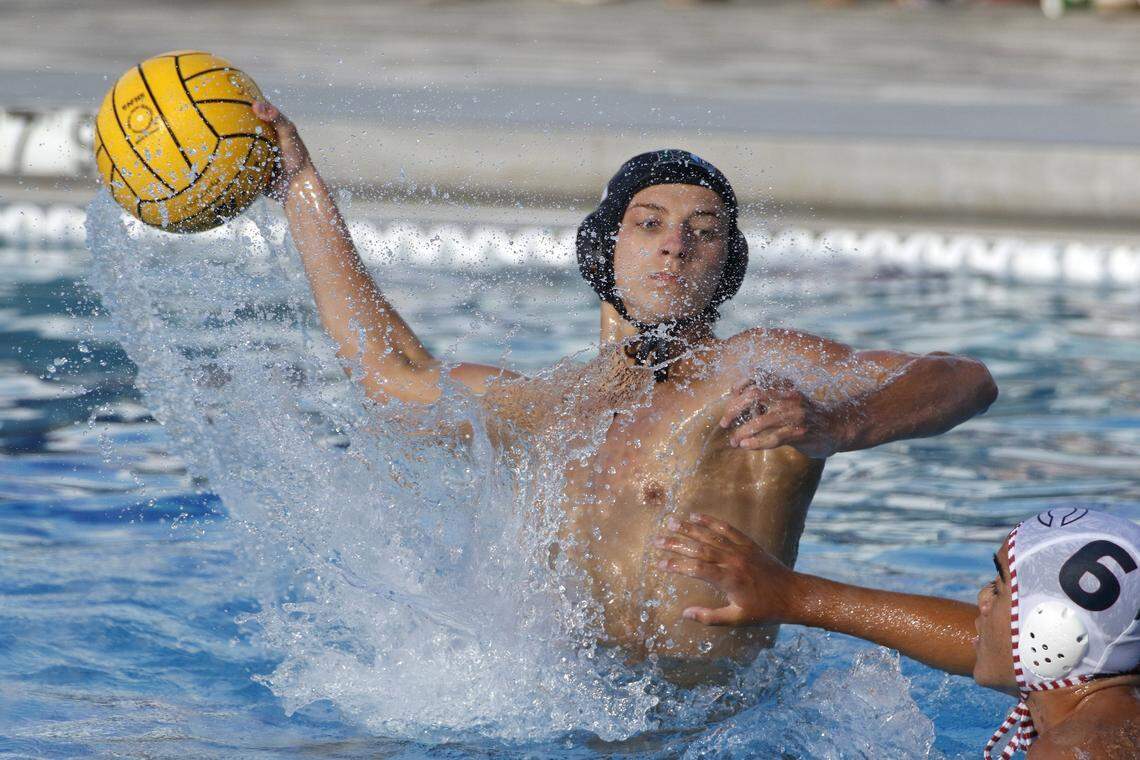 Ransom Everglade Riders Lincoln Broad (2) throws the ball against Columbus Explorers during regional boys' water polo final game on Thursday, April 16, 2026 at Gulliver Prep HS in Miami. Andrew Uloza / for Miami Herald