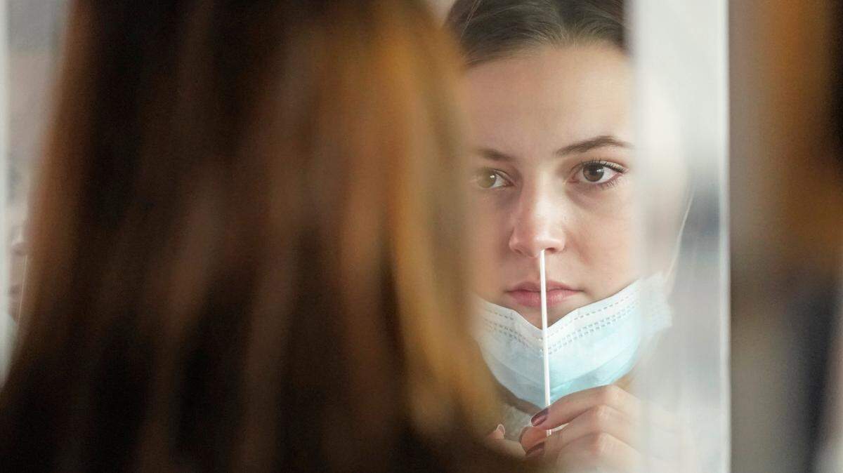 COVID-19 reinfections can come quick, studies found. A fully vaccinated healthcare worker broke the record for the quickest COVID-19 reinfection of omicron.