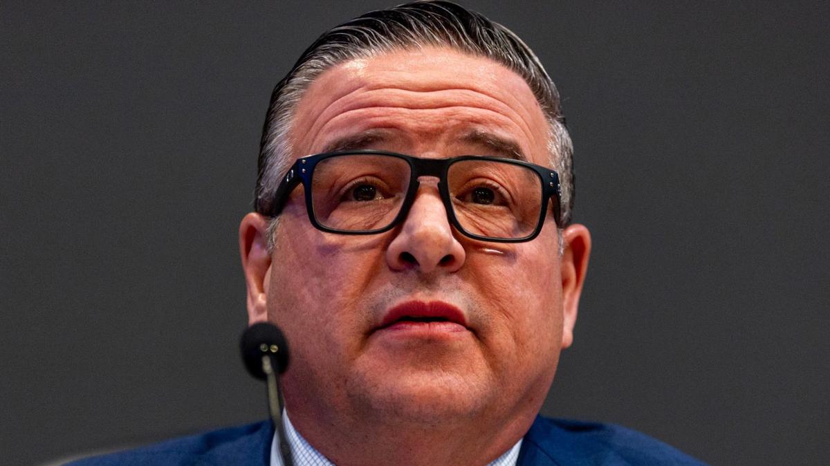El administrador municipal Arthur Noriega habla durante una reunión de la comisión en el Ayuntamiento de Miami, el jueves 11 de abril de 2024.