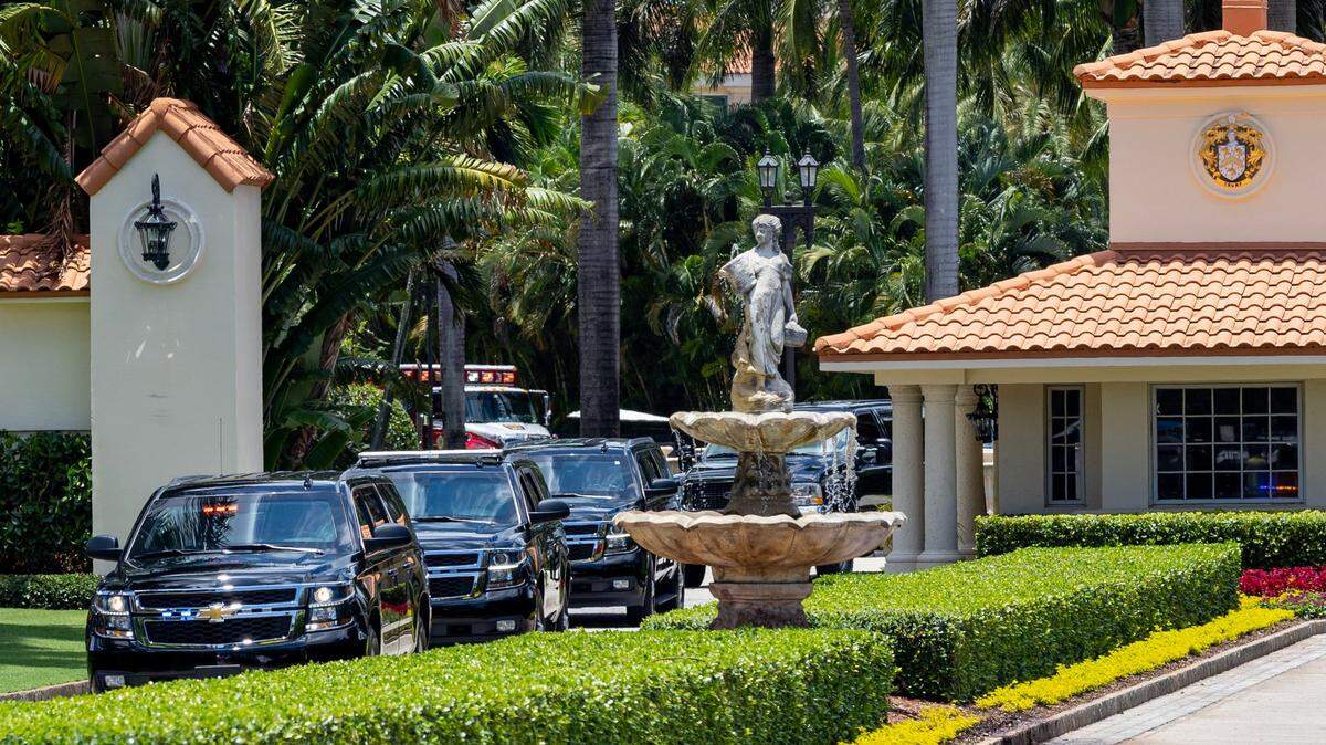 Trump supporters and anti-Trumpers gather outside Miami courtroom. See the scene