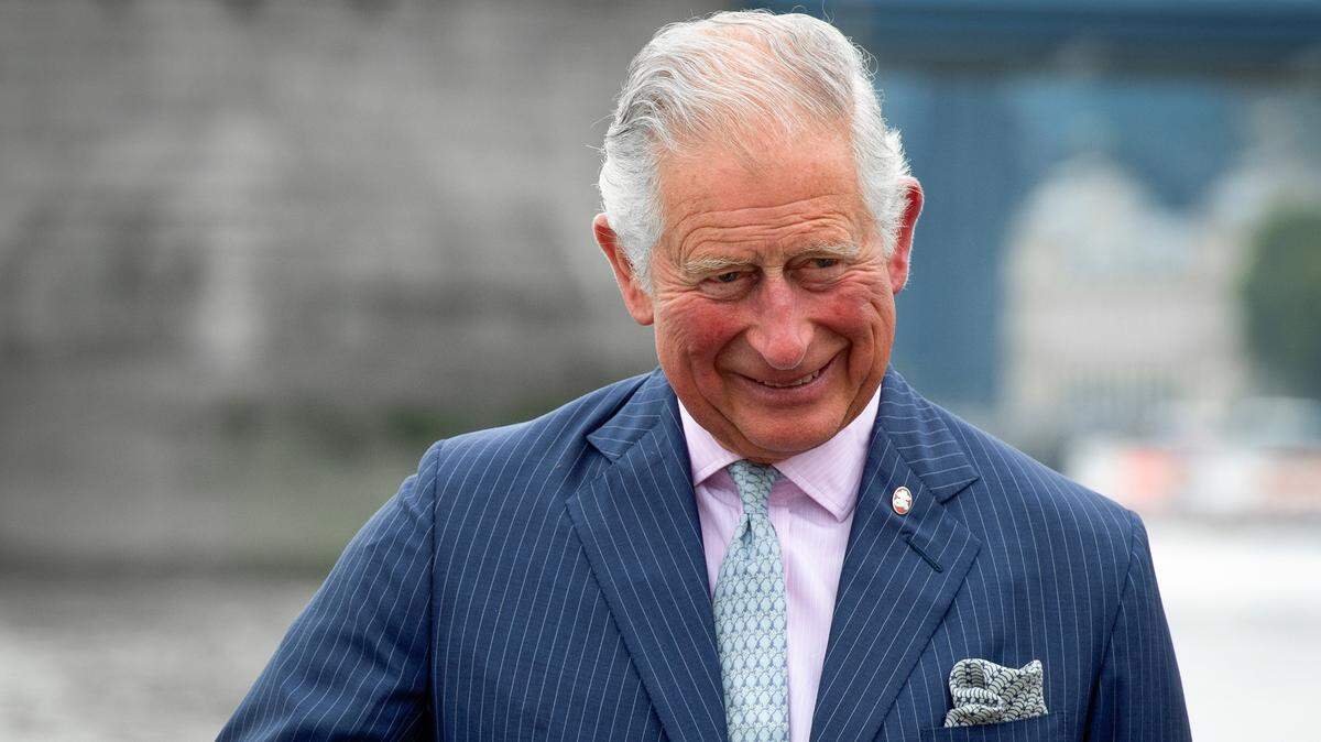 King Charles cracks jokes during latest royal outing.