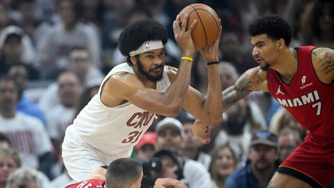 Cleveland Cavaliers center Jarrett Allen (31) looks to pass between Miami Heat guard Tyler Herro (14) and center Kel’el Ware (7) in the first quarter at Rocket Arena.