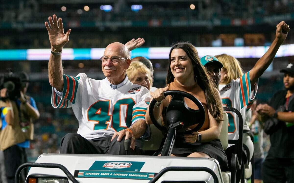 Former Miami Dolphins Dick Anderson (40) waves to the crowd during ceremony celebrating the Miami Dolphins’ 1972 perfect season during the half time of an NFL football game between the Dolphins and the Pittsburgh Steelers at Hard Rock Stadium on Sunday, Oct. 23, 2022, in Miami Gardens, Fla.