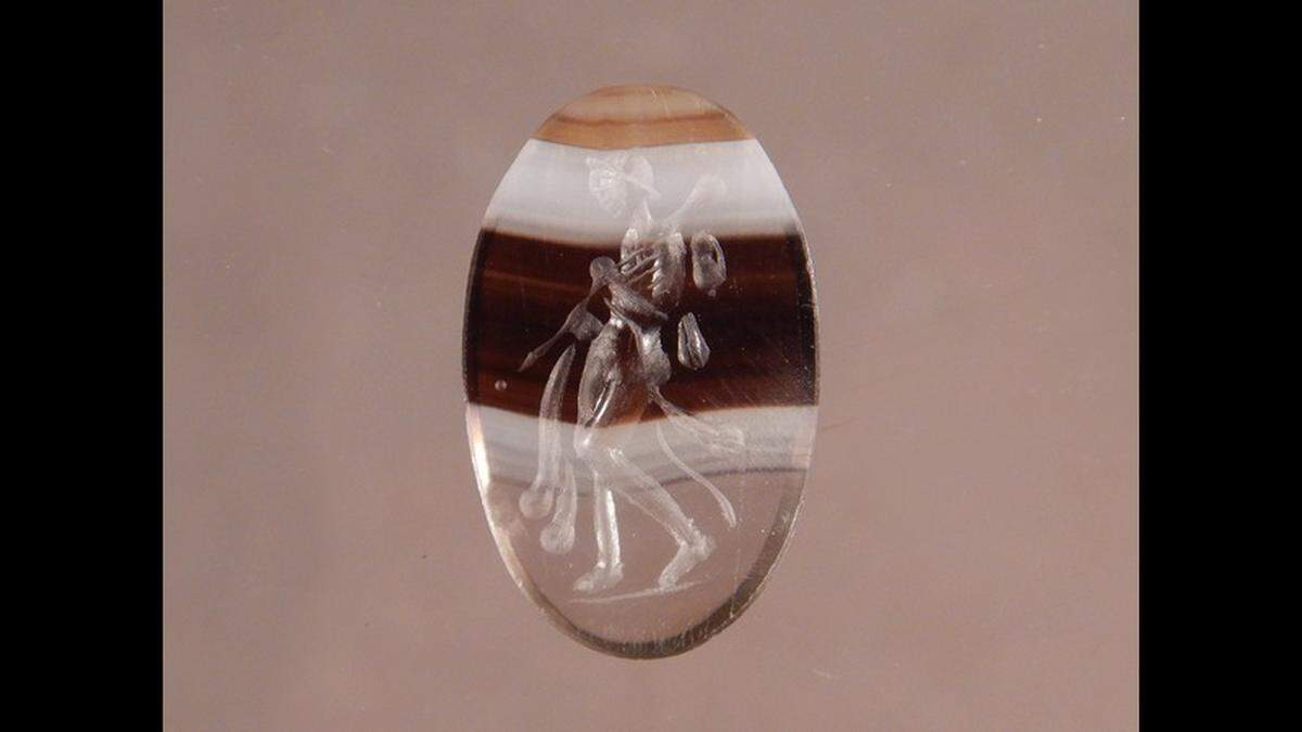 The agate gem indicates that the site was used by wealthy Romans thousands of years ago, experts from the university said.