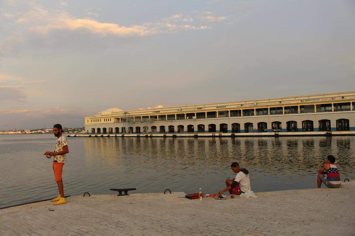 Unos pocos pescadores son la única señal de actividad junto a la terminal de cruceros del Puerto de La Habana después que Estado Unidos prohibió los cruceros estadounidenses a la isla.