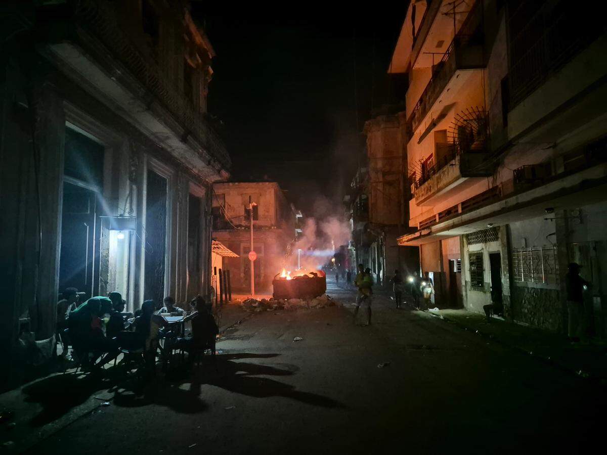 La gente juega al dominó en una mesa en la calle de La Habana durante un apagón en toda la isla durante el fin de semana. Foto: Nick Kaiser/dpa/Sipa USA