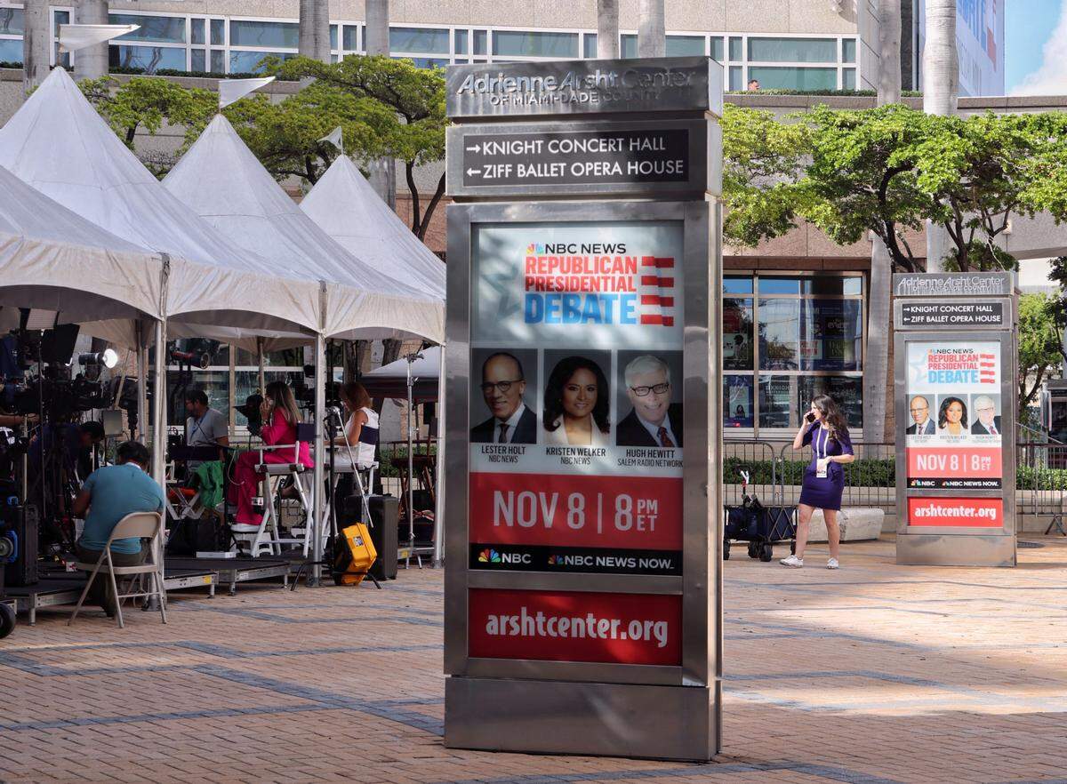 Credentialed journalists station themselves in the plaza area of the Adrienne Arsht Center for the Performing Arts, across from the Knight Concert Hall where the Republican Party primary debate is being held on Wednesday, Nov. 8, 2023 in Miami, Florida.