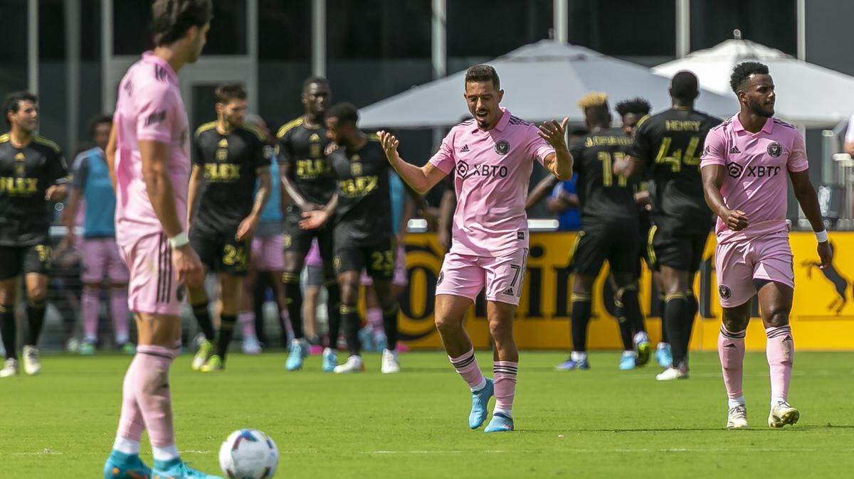Los jugadores del Inter Miami Leo Campana (9), Jean Mota (7) y Mo Adams (6) en el partido contra LAFC el 12 de marzo en el DRV PNK Stadium. El equipo necesita que los tres ayuden más a Gonzalo Higuaín a conseguir goles.