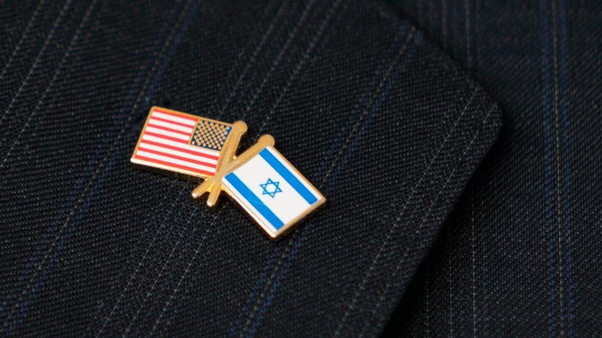 A lapel pin showing solidarity for Israel at an event at Congregation B’Nai Israel in Boca Raton on Oct. 10.