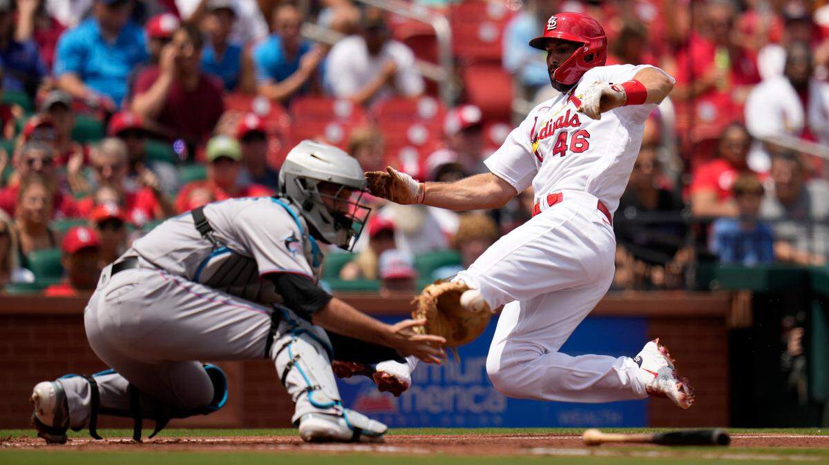 El primera base de los Cardenales Paul Goldschmidt anota una carrera en el primer inning del partido ante los Marlins de Miami, celebrado el 19 de julio de 2023 en San Luis.