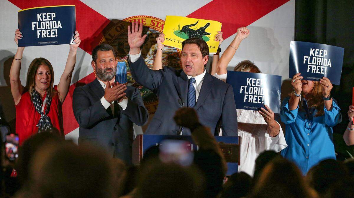 El gobernador Ron DeSantis habla en el el Milander Center for the Arts & Entertainment el martes 23 de agosto de 2022.