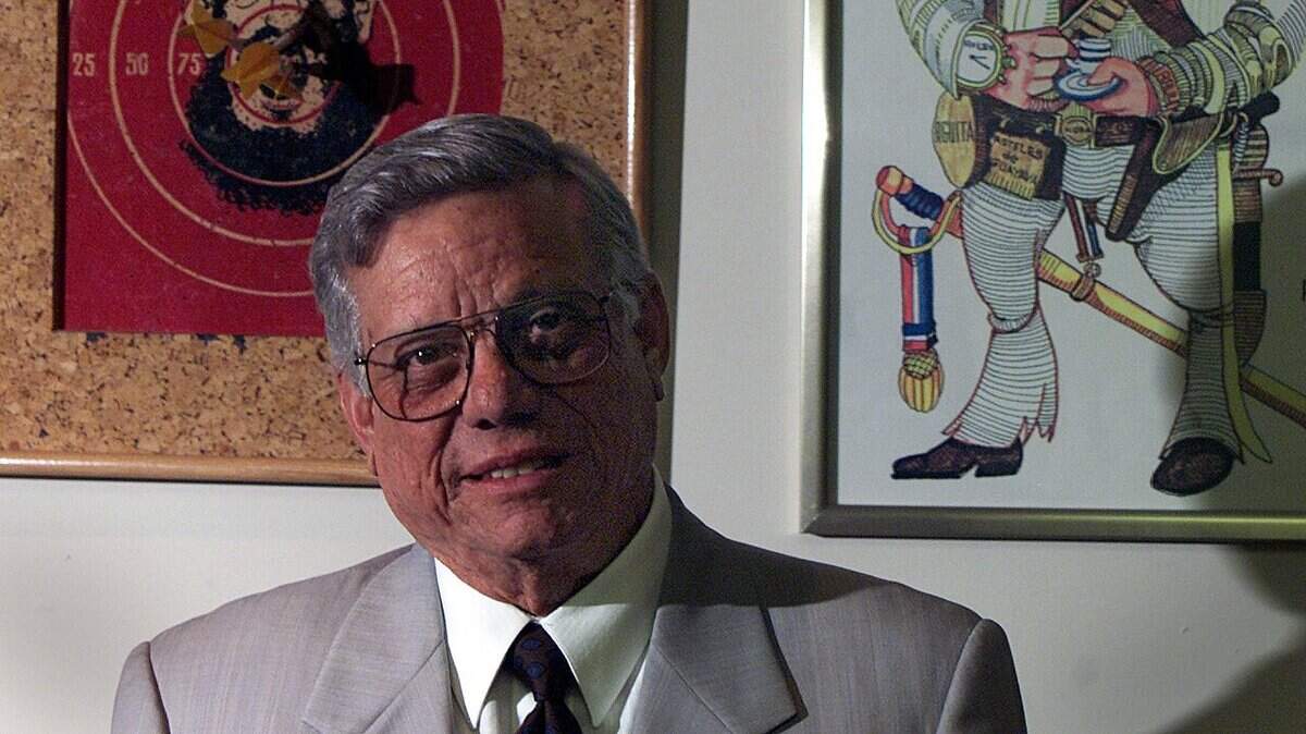 En una foto del año 2000, el juez Mario Goderich, del Tribunal de Apelaciones del Tercer Distrito de la Florida, posa en su despacho con una diana de Fidel Castro y un cuadro de Pacheco, un luchador por la libertad de Cuba en 1898. Goderich fue el primer cubanoamericano en ocupar un puesto en el tribunal.