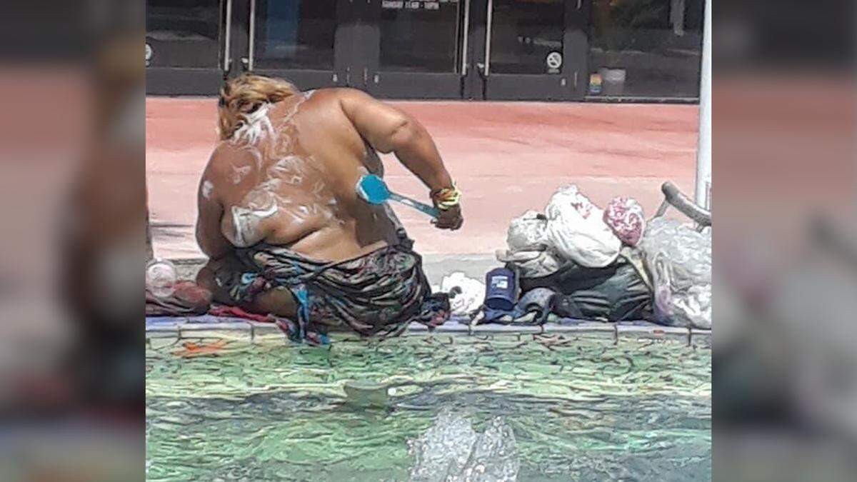 Desamparados han comenzado a bañarse en las fuentes de Lincoln Road, de modo que la ciudad las cerró.