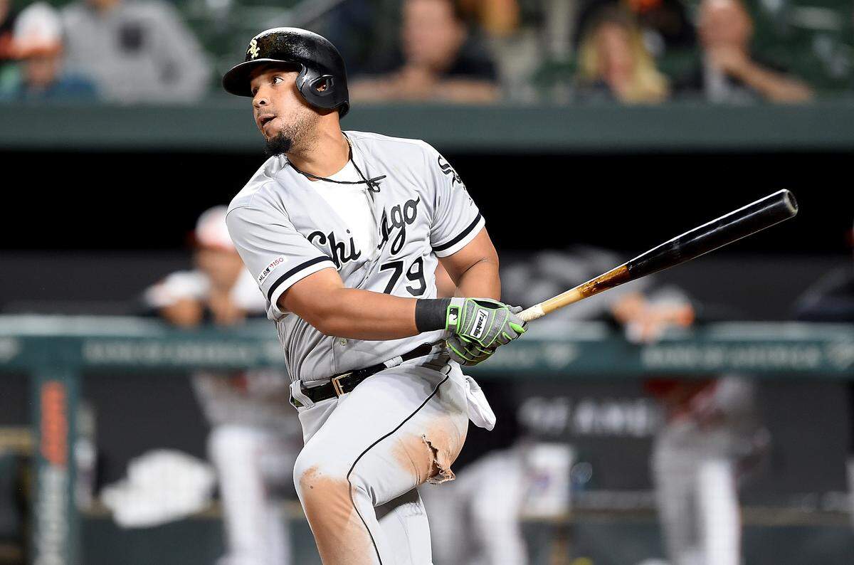 José Abreu # 79 de los Medias Blancas de Chicago bateó un doble remolcador en la novena entrada contra los Orioles de Baltimore en el Oriole Park en Camden Yards el 24 de abril de 2019 en Baltimore, Maryland.