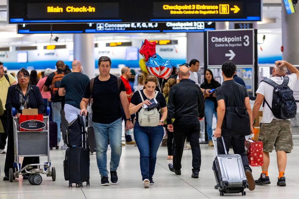 Viajeros caminan por los pasillos en el nivel de salidas dentro del Aeropuerto Internacional de Miami, el miércoles 23 de noviembre de 2022.
