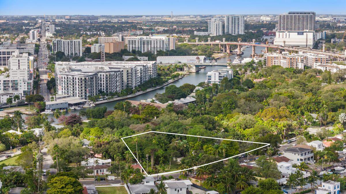 La casa está ubicada en menos de un acre en el distrito histórico de Spring Garden en la ciudad de Miami. En la imagen se ve una toma aérea del lote y la casa.