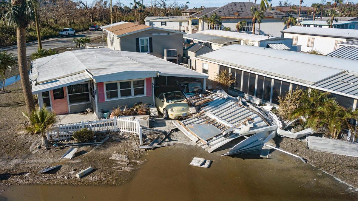 Una casa móvil en la comunidad de Iona, en Fort Myers, el domingo 2 de octubre de 2022, dañada por la marejada causada cuando el huracán Ian azotó la zona.