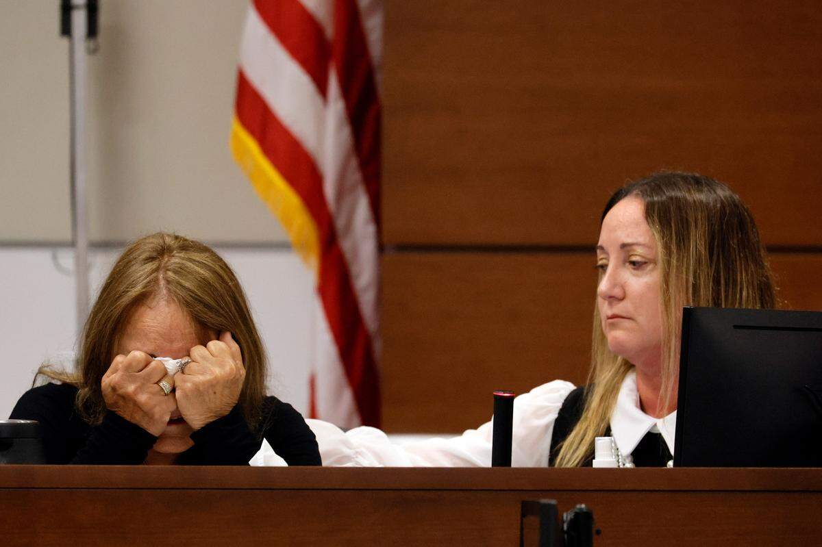 Lori Alhadeff se acerca para consolar a su madre, Theresa Robinovitz, mientras se derrumba después de leer su declaración de impacto en la víctima durante la fase de sentencia del juicio del asesino de la Secundaria Marjory Stoneman Douglas, Nikolas Cruz, en el Tribunal del Condado Broward en Fort Lauderdale, el martes 2 de agosto de 2022. La hija de Alhadeff y nieta de Robinovitz, Alyssa, murió en la masacre de 2018. Cruz se declaró previamente culpable de los 17 cargos de homicidio premeditado y 17 cargos de intento de homicidio en la masacre de 2018.