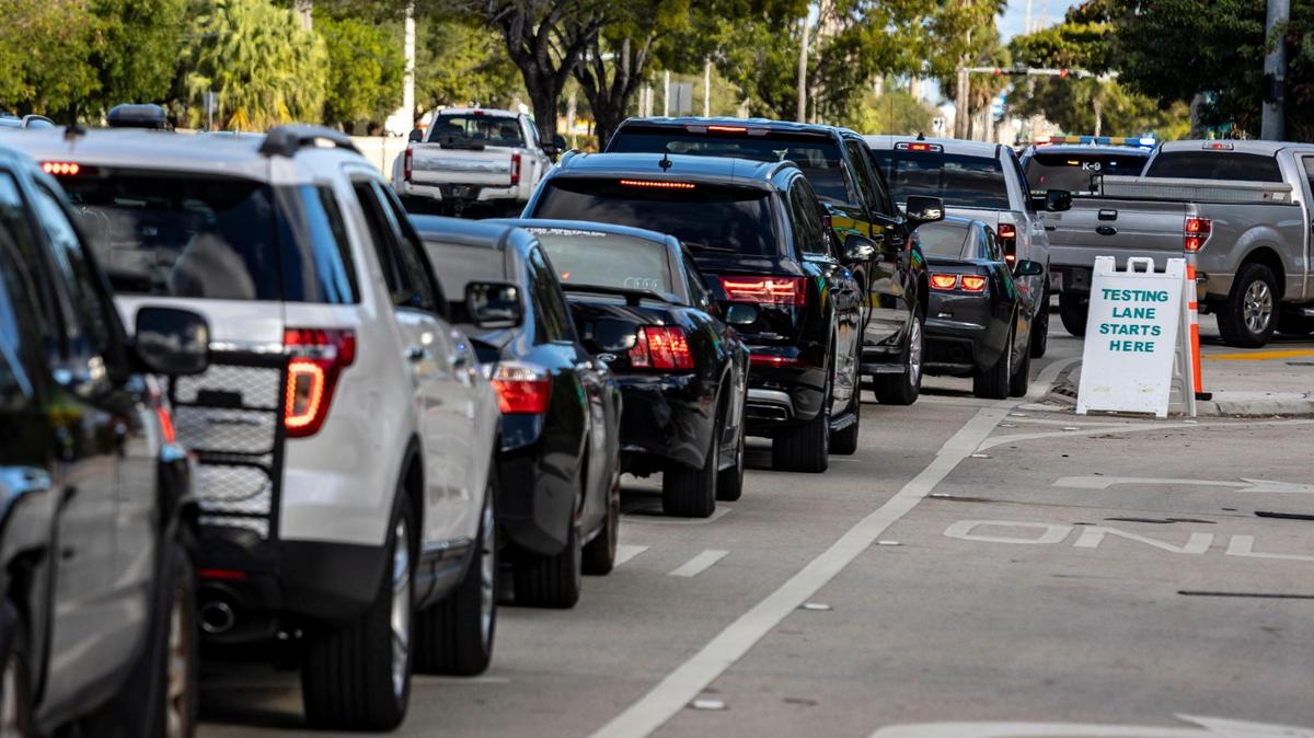Decenas de personas en sus autos hacen fila para hacerse una prueba de COVID-19, el martes 28 de diciembre de 2021, en el Zoo Miami.