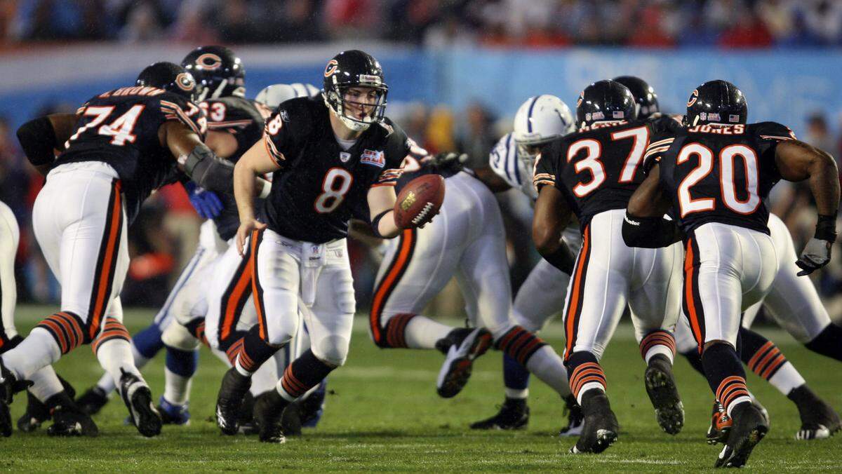 2/4/07 - AL DIAZ / MIAMI HERALD STAFF - Super Bowl XLI Chicago Bears vs. Indianapolis Colts Sunday, Feb. 4, 2007, at Dolphin Stadium in Miami. Chicago Bears quarterback Rex Grossman (8) prepares to handoff the ball during the first quarter. AL DIAZ / MIAMI HERALD STAFF