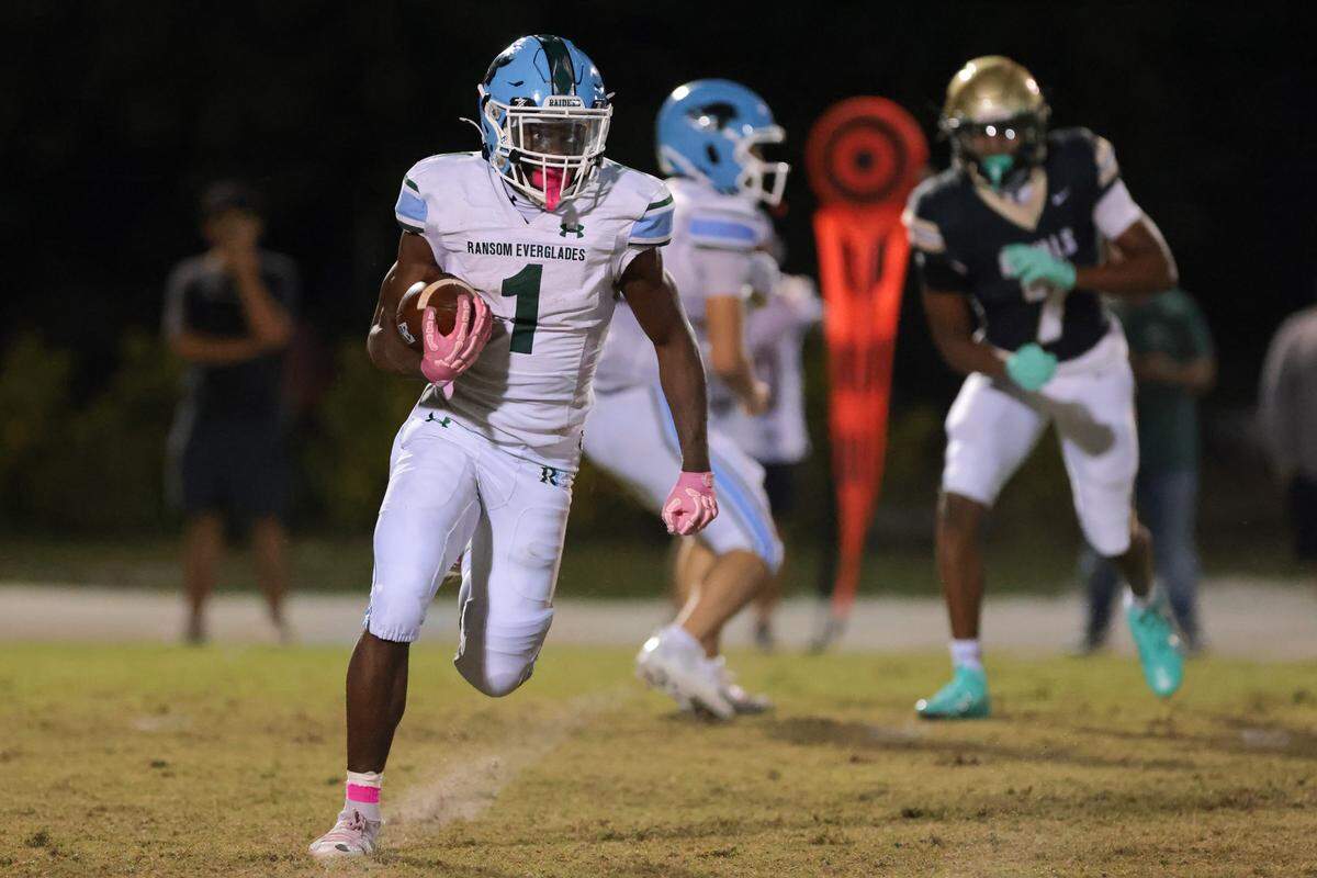 Ransom Everglades running back Noah Alce (1) carries the football against Immaculata-La Salle during the first quarter of a Region 4-2A semifinal playoff game at Immaculata-La Salle High School on Friday, Nov. 21, in Miami, Fla.