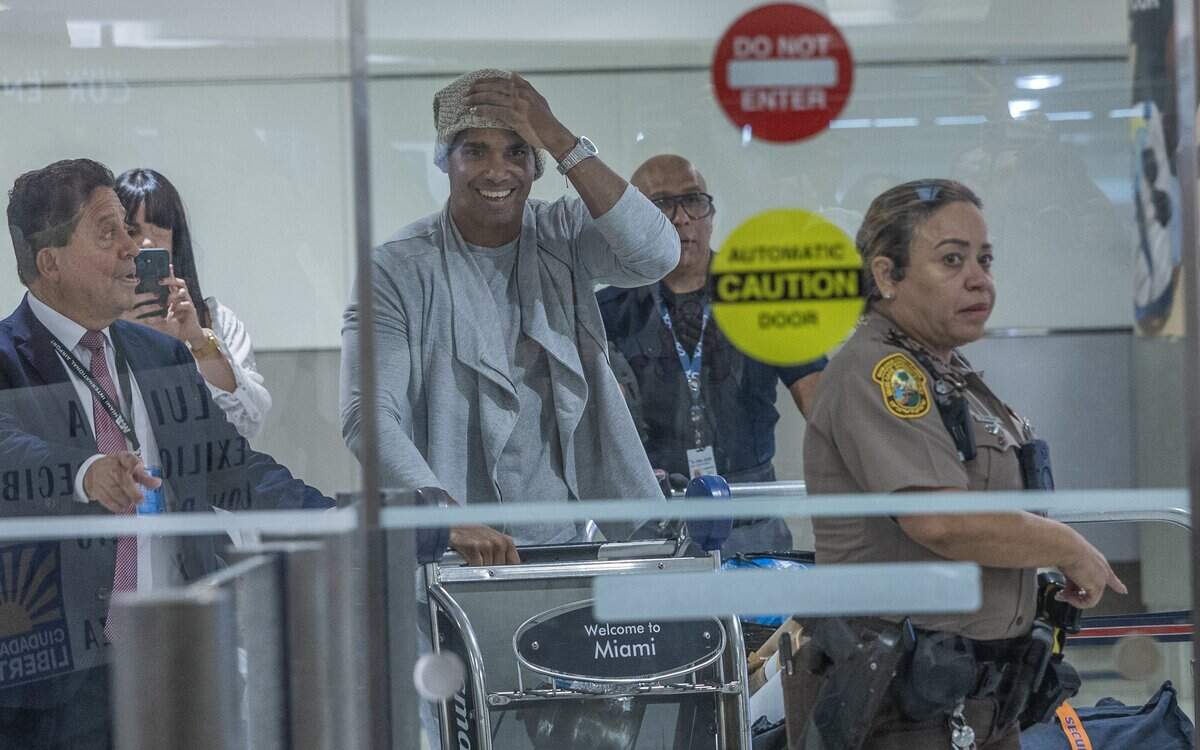El artista disidente cubano Luis Manuel Otero Alcántara reacciona al llegar al Aeropuerto Internacional de Miami. Fue liberado de una condena de cinco años con la condición de que salga de su país al exilio el sábado 18 de julio de 2026.