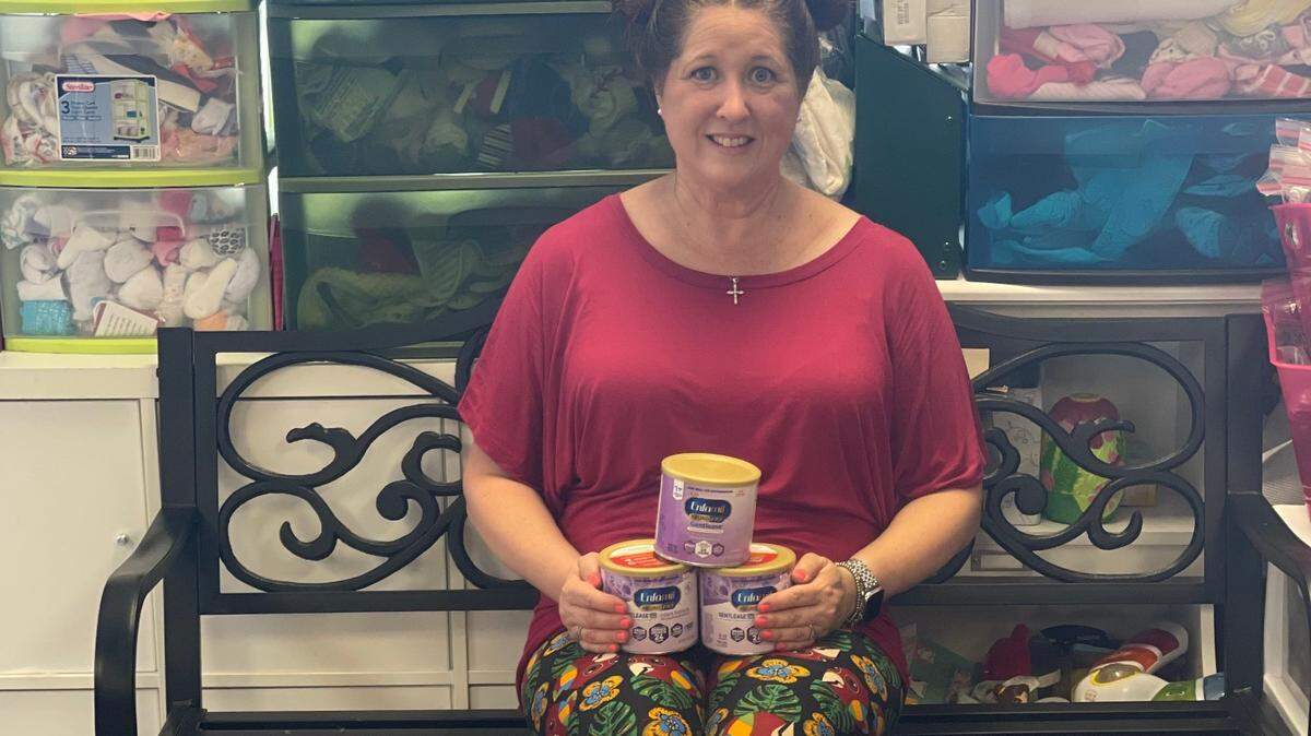 Jennifer Rivera, voluntaria de The Legacy Closet, sostiene la fórmula láctea para bebés que se distribuye a la comunidad.