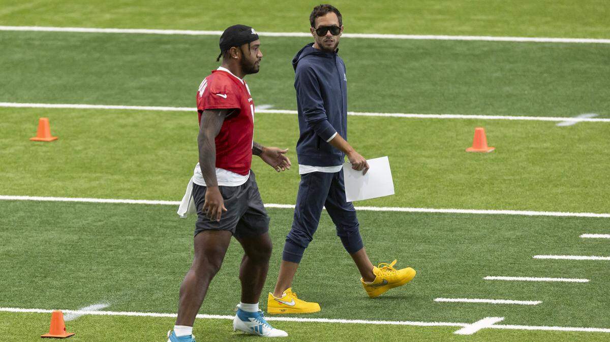 Miami Dolphins head coach Mike McDaniel talks with quarterback Tua Tagovailoa (1) during training camp at the Baptist Health Training Complex on Tuesday, Aug. 19, 2025, in Miami Gardens, Fla.