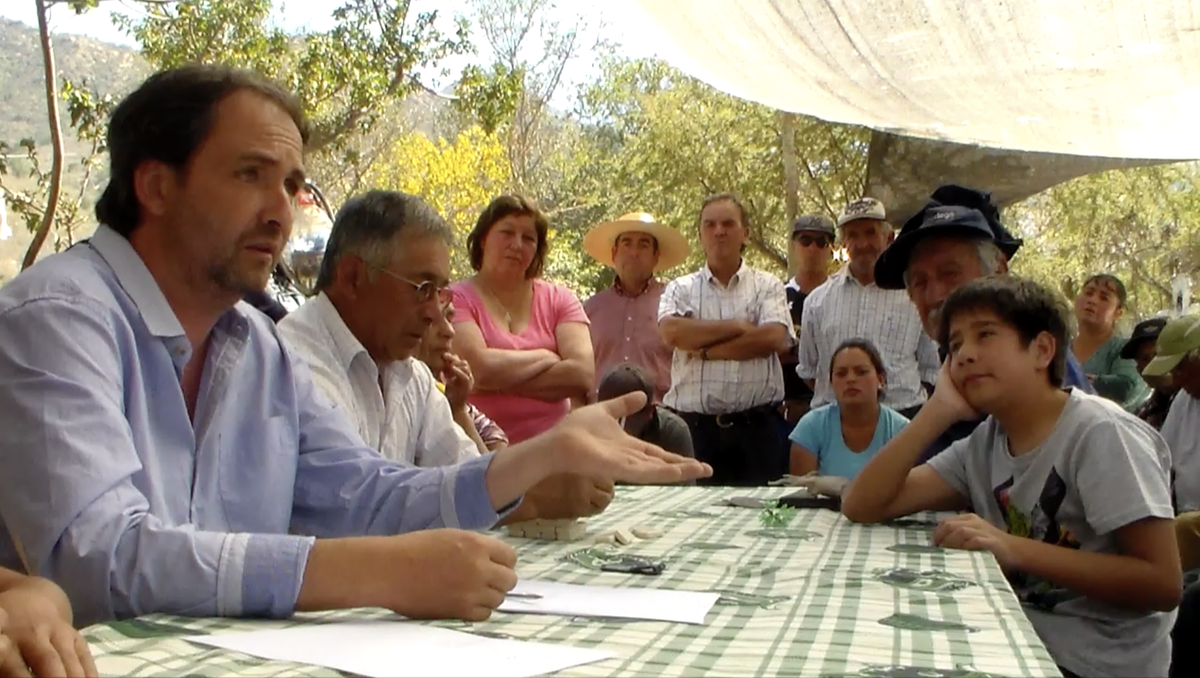 At a meeting with his clients before the negotiations with the company, the lawyer Roberto Arroyo (left) explained that the company could not fulfill the Supreme Court’s order to return the “natural flow” of the Pupio with merely wells.