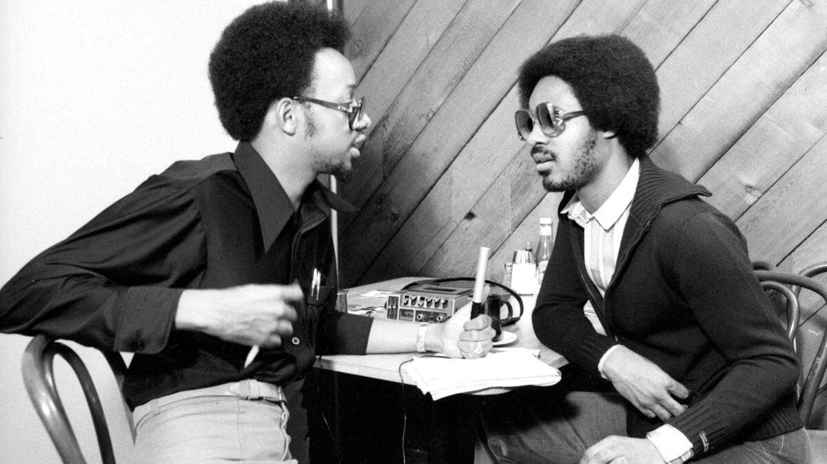 At 20, Leonard Pitts, left, interviewed singer Stevie Wonder at Roscoe’s House of Chicken and Waffles in Hollywood, California.