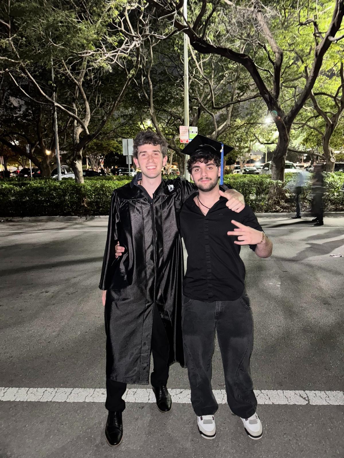 Sebastián Vera junto a su hermano menor, Lucas Vera, el día de su graduación en Miami Dade College, el 26 de abril de 2025.