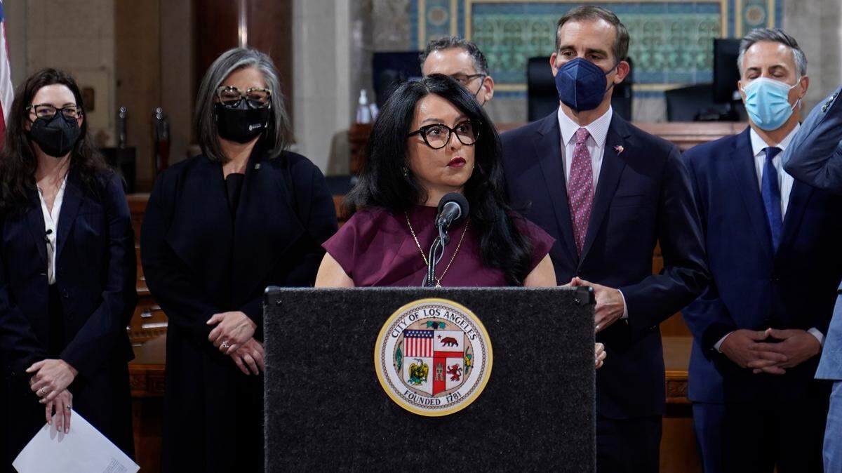Foto de archivo del 1 de abril de 2022 que muestra a la entonces presidenta del concejo de la Ciudad de Los Ángeles, Nury Martínez, dando unas declaraciones, junto al alcalde Eric Garcetti (der.). (AP foto/Damian Dovarganes, archivo)