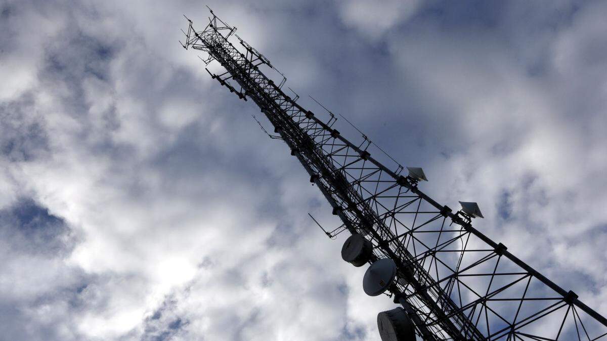 Broward County’s new towers for its improved radio communications for first responders will be 325 feet tall, slightly lower than this 350-foot tower at the Fort Lauderdale Police Department on Broward Boulevard.